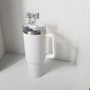WHITE TUMBLER WITH GRAY BOW STRAW CLOSURE